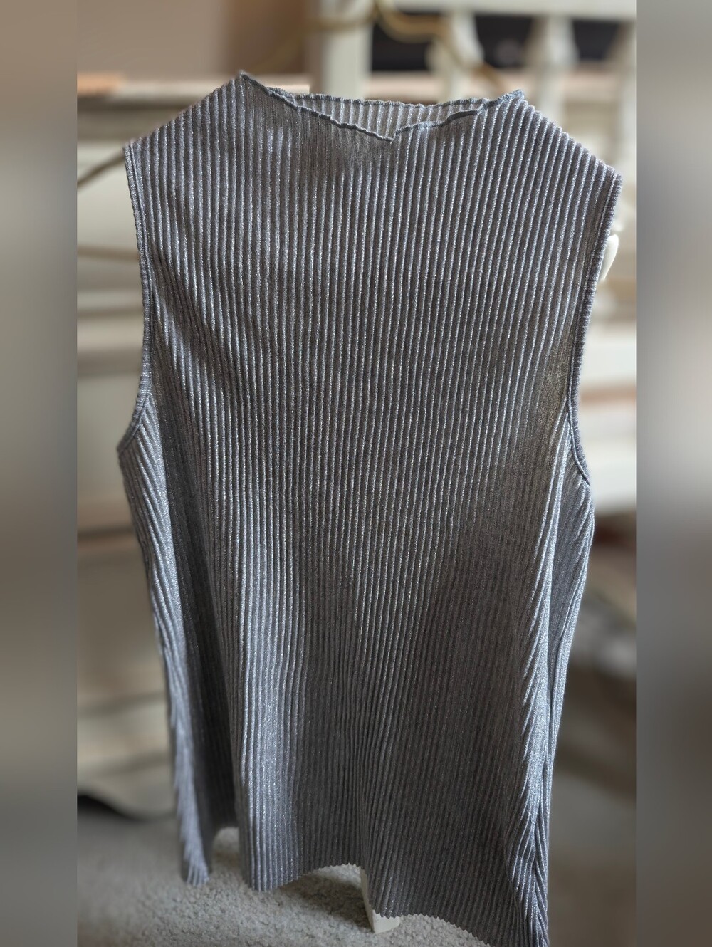 Anthropologie silver pleated shell tank (XS).